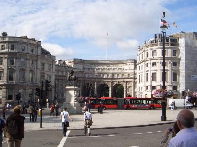 ai365.photobucket.com_albums_oo91_LilianaPinheiro_London_20City_20__202008_CIMG0028.jpg