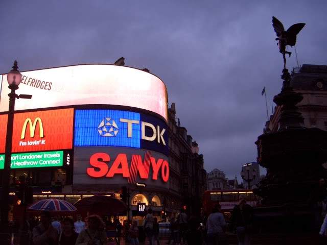 ai365.photobucket.com_albums_oo91_LilianaPinheiro_London_20City_20__202008_CIMG0338.jpg
