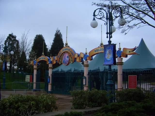 ai365.photobucket.com_albums_oo91_LilianaPinheiro_Paris_DisneyLand_20Paris_202008_CIMG0001.jpg