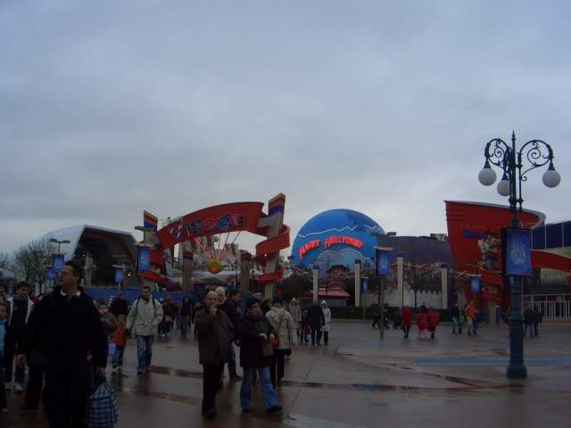 ai365.photobucket.com_albums_oo91_LilianaPinheiro_Paris_DisneyLand_20Paris_202008_CIMG0002.jpg