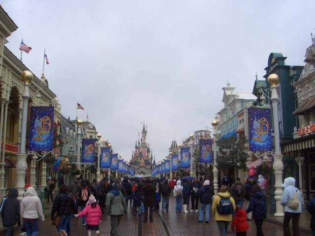ai365.photobucket.com_albums_oo91_LilianaPinheiro_Paris_DisneyLand_20Paris_202008_CIMG0017.jpg