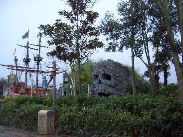 ai365.photobucket.com_albums_oo91_LilianaPinheiro_Paris_DisneyLand_20Paris_202008_CIMG0027.jpg