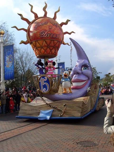 ai365.photobucket.com_albums_oo91_LilianaPinheiro_Paris_DisneyLand_20Paris_202008_CIMG0240.jpg