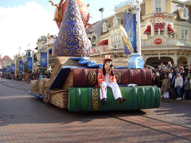 ai365.photobucket.com_albums_oo91_LilianaPinheiro_Paris_DisneyLand_20Paris_202008_CIMG0268.jpg