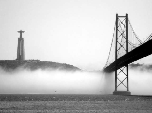 ai375.photobucket.com_albums_oo193_Paulo_Leite_Lisboaentreonevoeiro.jpg