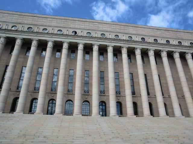 ai639.photobucket.com_albums_uu112_stafinko_Helsinquia_Parlamento.jpg