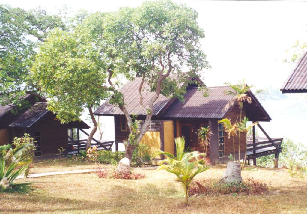 ai710.photobucket.com_albums_ww108_pbpinto_PhiPhi_NaturalResortBungalow.jpg