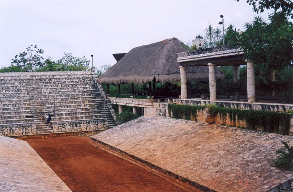 ai710.photobucket.com_albums_ww108_pbpinto_Xcaret_CampoPelota.jpg