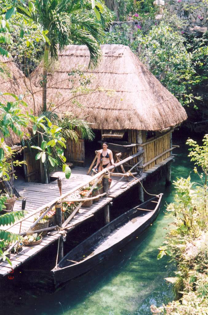 ai710.photobucket.com_albums_ww108_pbpinto_Xcaret_CasaMaya.jpg