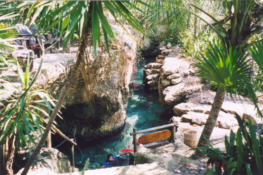 ai710.photobucket.com_albums_ww108_pbpinto_Xcaret_RioSubterraneoPassagem.jpg