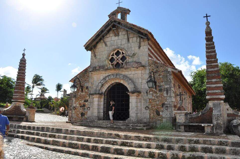 ai714.photobucket.com_albums_ww143_goldenmoon_photos_Altos_Chavon_1.jpg