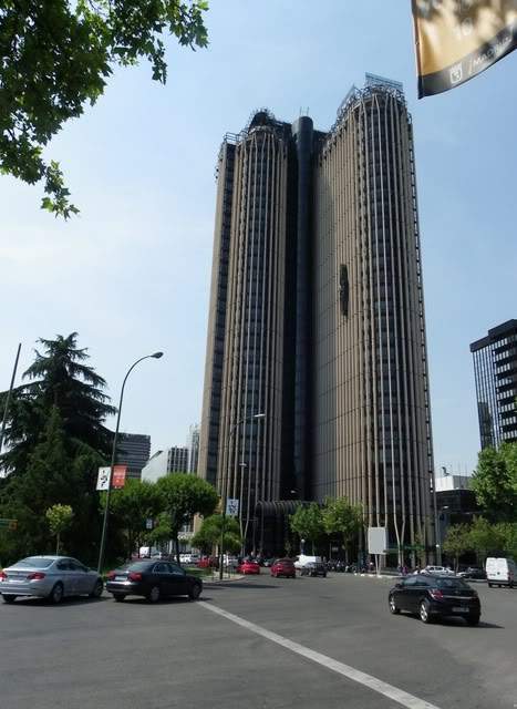 ai794.photobucket.com_albums_yy225_Goncalo88_Madrid_12AZCA.jpg