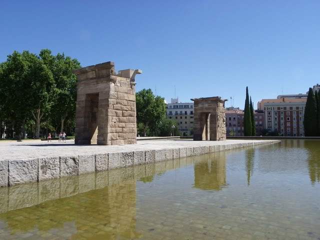 ai794.photobucket.com_albums_yy225_Goncalo88_Madrid_16debod2.jpg