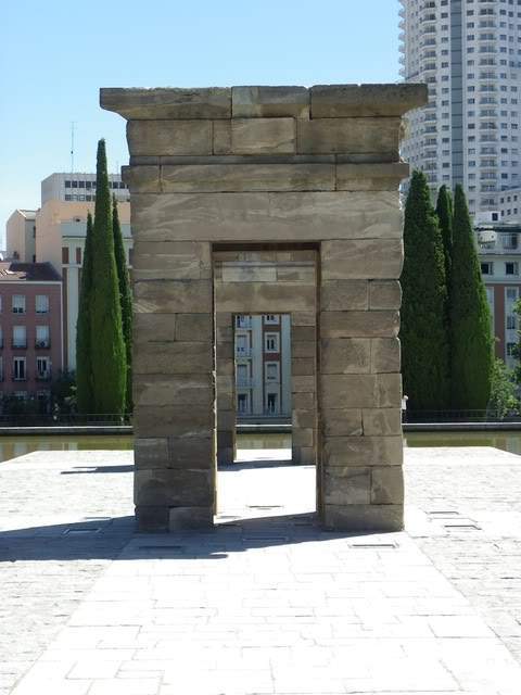 ai794.photobucket.com_albums_yy225_Goncalo88_Madrid_16debod3.jpg