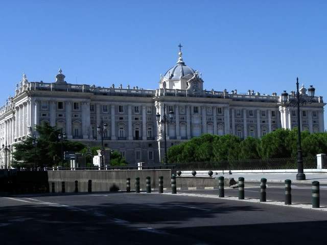 ai794.photobucket.com_albums_yy225_Goncalo88_Madrid_2PalacioReal3.jpg