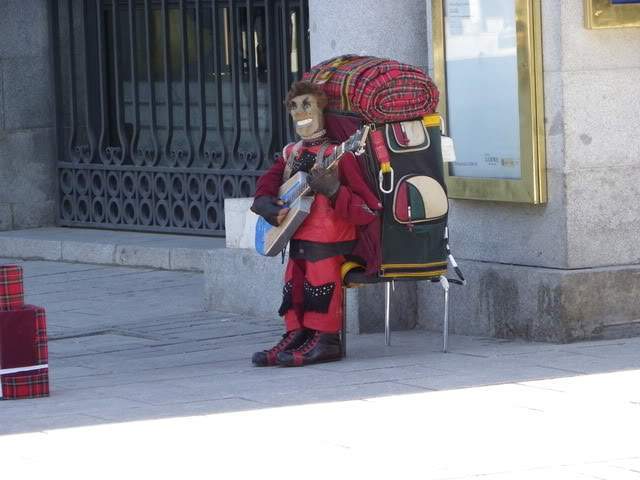 ai794.photobucket.com_albums_yy225_Goncalo88_Madrid_3CenasEstranhas1.jpg