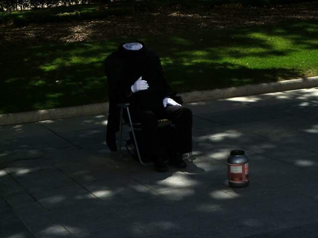 ai794.photobucket.com_albums_yy225_Goncalo88_Madrid_3CenasEstranhas2.jpg