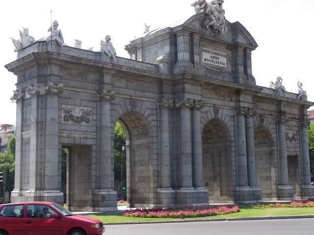 ai794.photobucket.com_albums_yy225_Goncalo88_Madrid_7PuertadeAlcal1.jpg