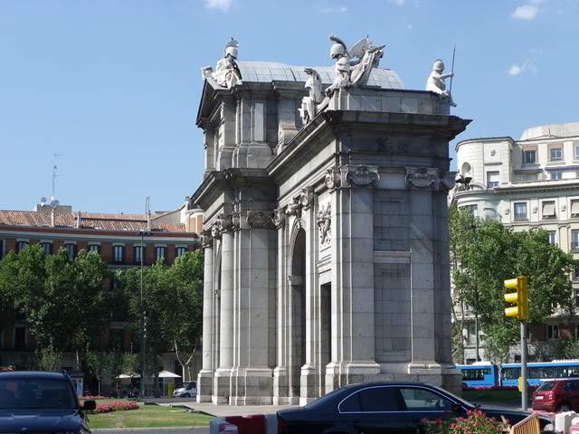 ai794.photobucket.com_albums_yy225_Goncalo88_Madrid_7PuertadeAlcal2.jpg