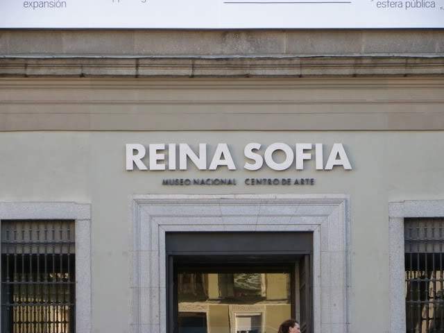 ai794.photobucket.com_albums_yy225_Goncalo88_Madrid_8ReinaSofia.jpg