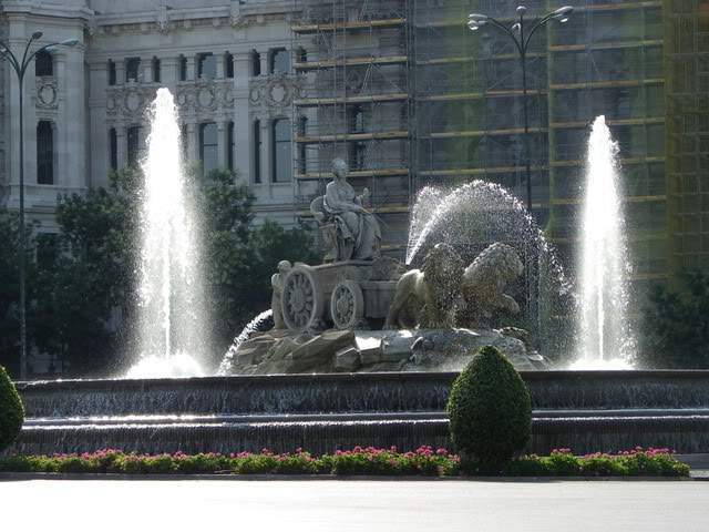 ai794.photobucket.com_albums_yy225_Goncalo88_Madrid_9PlazaCibelles.jpg