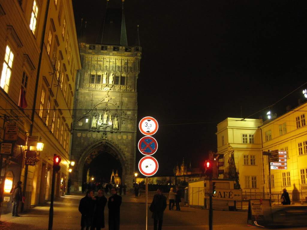 ai802.photobucket.com_albums_yy301_monica_myphotos1_Praga_13_dia1noitenaponteCarlos.jpg