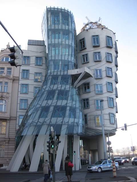ai802.photobucket.com_albums_yy301_monica_myphotos1_Praga_14_dia2Edifciodanante.jpg