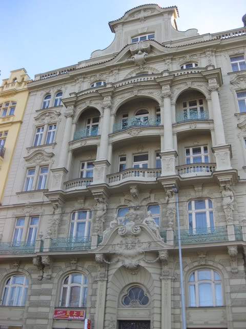 ai802.photobucket.com_albums_yy301_monica_myphotos1_Praga_19_dia2osedifcios.jpg