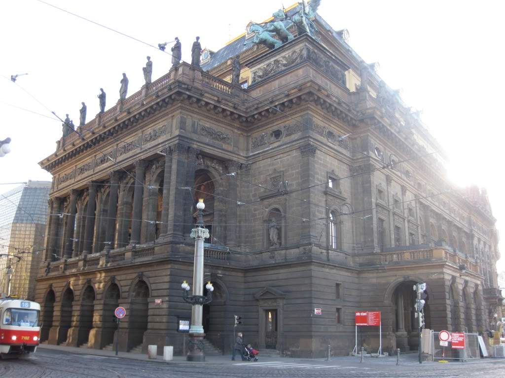 ai802.photobucket.com_albums_yy301_monica_myphotos1_Praga_23_dia2TeatroNacional.jpg