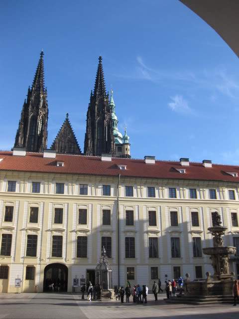 ai802.photobucket.com_albums_yy301_monica_myphotos1_Praga_27_dia2complexocastelo.jpg
