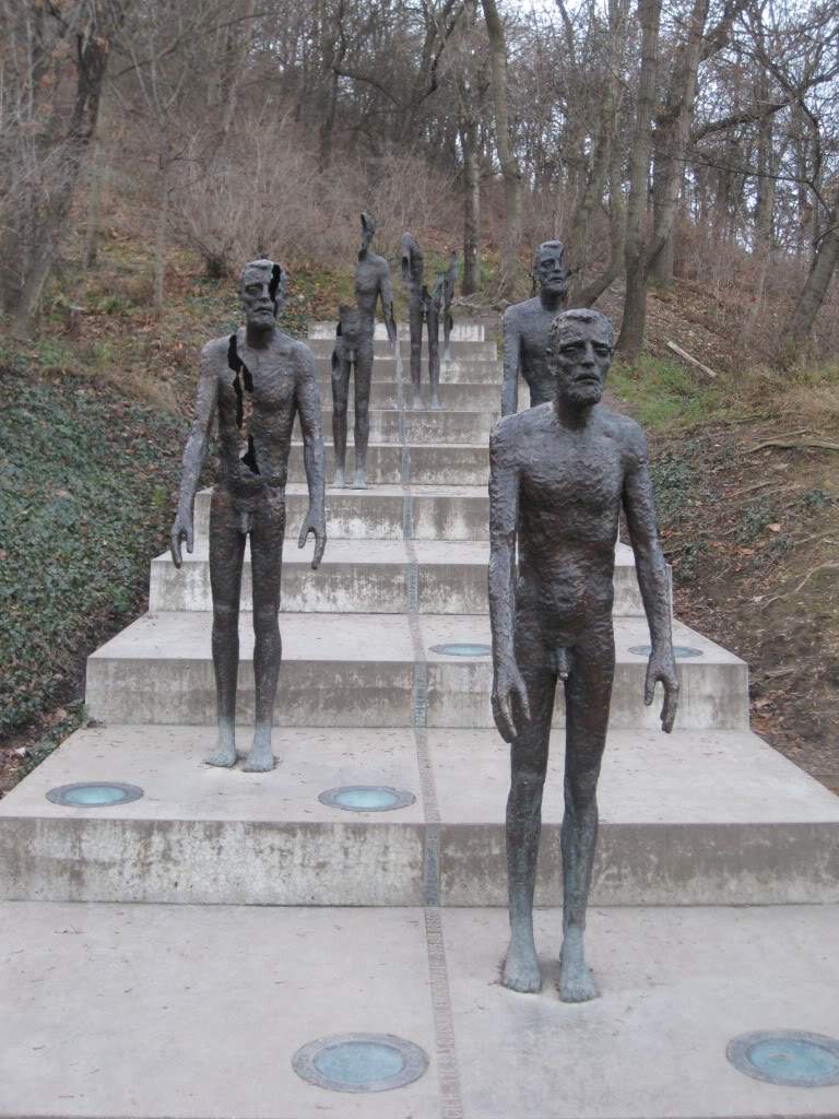 ai802.photobucket.com_albums_yy301_monica_myphotos1_Praga_33_dia2memorial.jpg