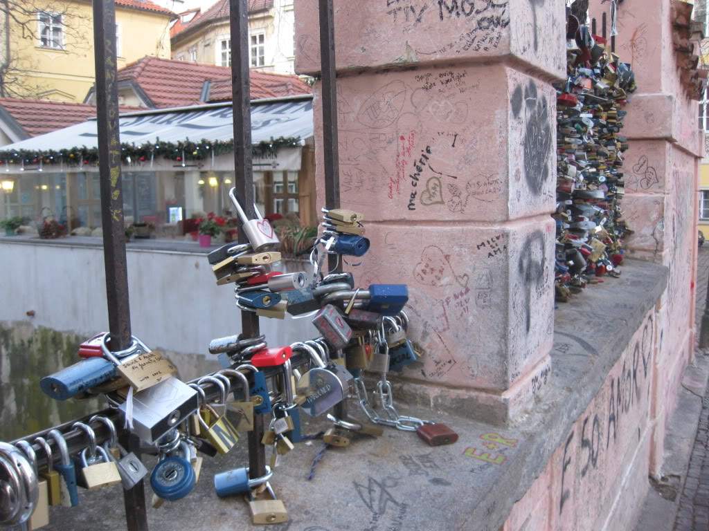 ai802.photobucket.com_albums_yy301_monica_myphotos1_Praga_38_dia2pontedosenamorados.jpg