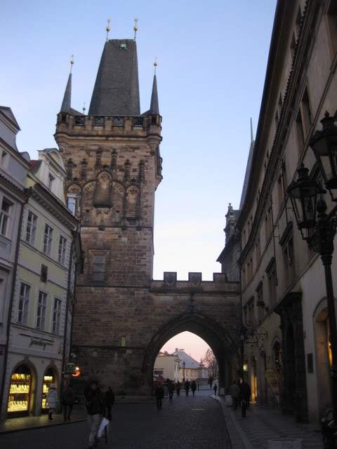 ai802.photobucket.com_albums_yy301_monica_myphotos1_Praga_40_dia2aponte.jpg