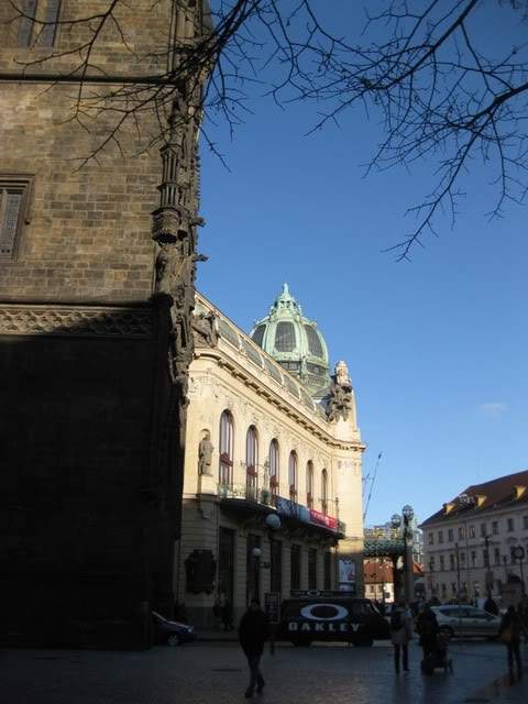 ai802.photobucket.com_albums_yy301_monica_myphotos1_Praga_42_dia3torredaplvoraecasamunicipal.jpg