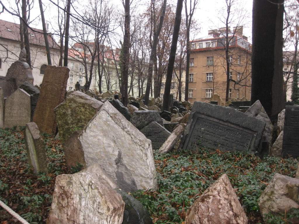 ai802.photobucket.com_albums_yy301_monica_myphotos1_Praga_50_dia3cemitriojudeu.jpg