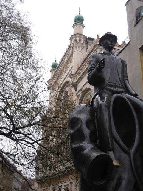 ai802.photobucket.com_albums_yy301_monica_myphotos1_Praga_51_dia3memorialaKafka.jpg