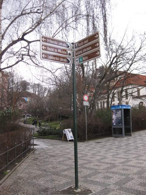 ai802.photobucket.com_albums_yy301_monica_myphotos1_Praga_57_dia5direces.jpg