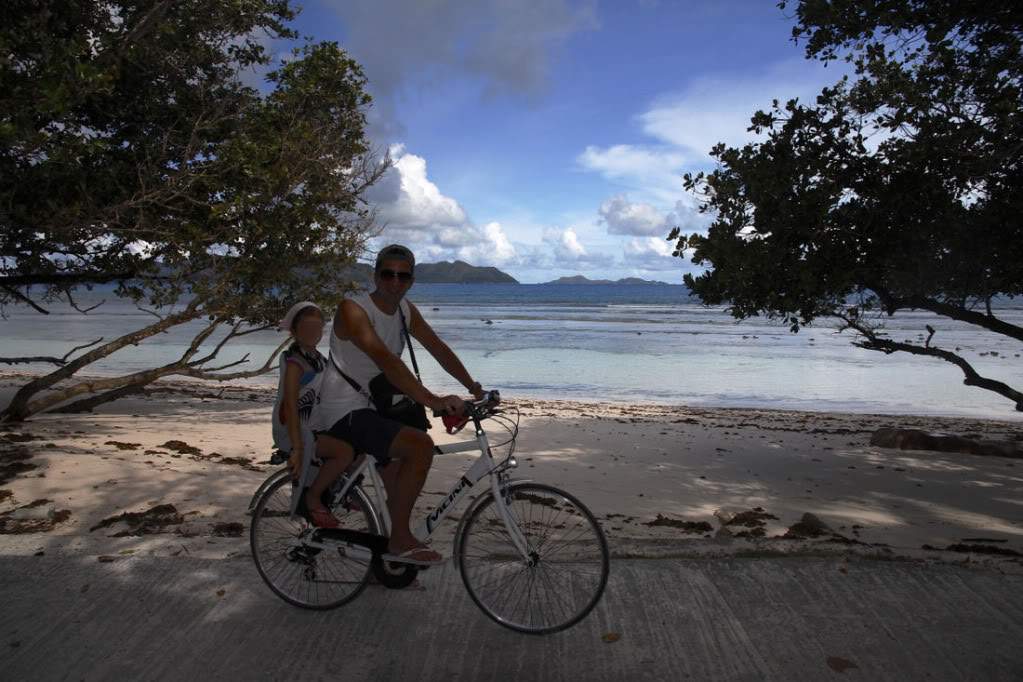ai876.photobucket.com_albums_ab325_caluPT_Seychelles_40bicicleta_zpsf535086f.jpg
