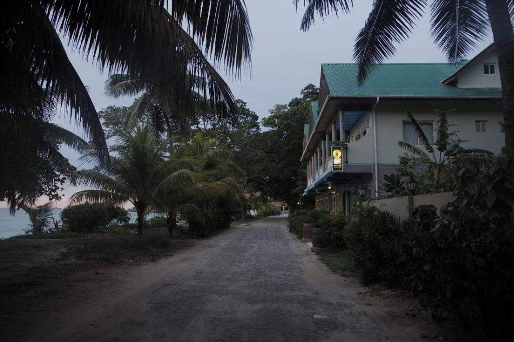 ai876.photobucket.com_albums_ab325_caluPT_Seychelles_42moonlight_zpsdc7fcbec.jpg
