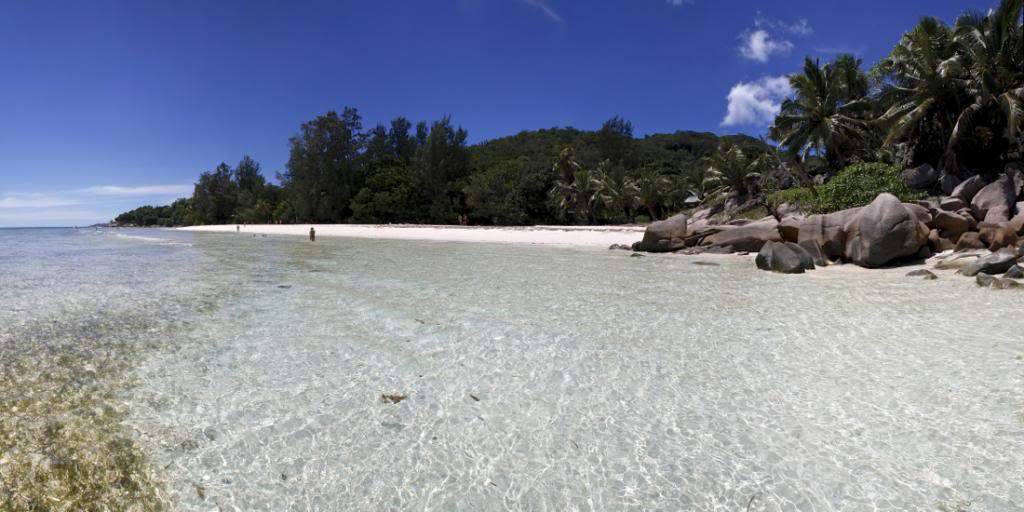 ai876.photobucket.com_albums_ab325_caluPT_Seychelles_Severe2Panorama_zps522cb0a8.jpg