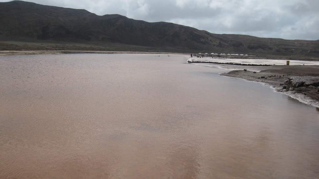 ai890.photobucket.com_albums_ac102_mokas_myphotos_cabo_20verde_20__20sal_55_agua.jpg