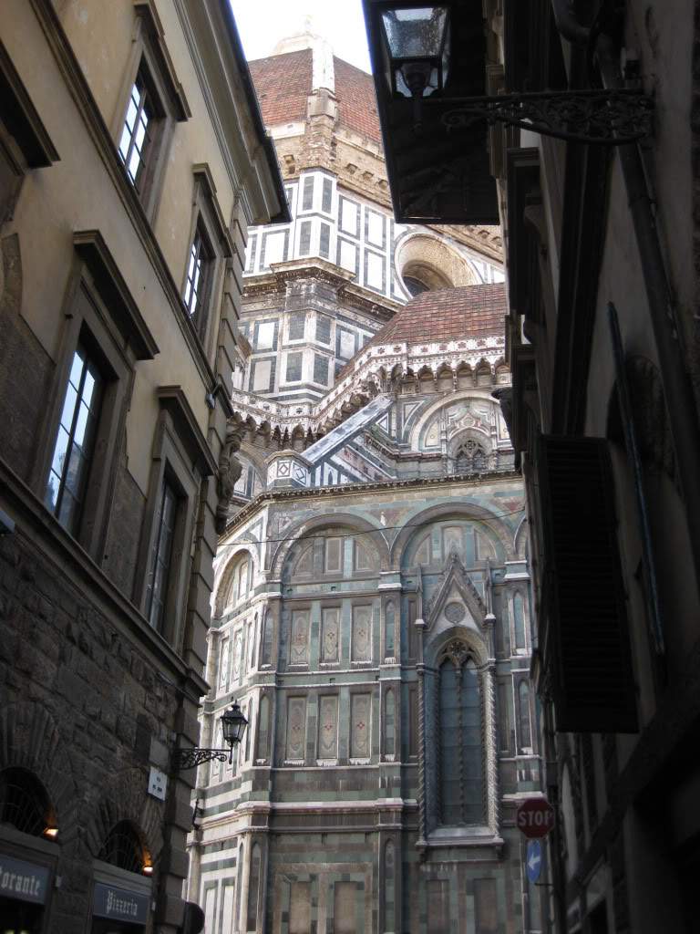 ai890.photobucket.com_albums_ac102_mokas_myphotos_florenca_628afastamo_nosdoduomo.jpg