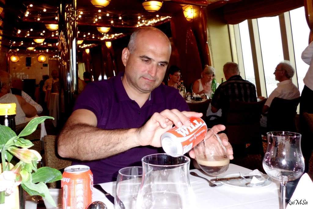 ai894.photobucket.com_albums_ac148_RuiXpto_MileUmaNoitesCostaFavolosa_FavolosaDia13_CIMG2137.jpg