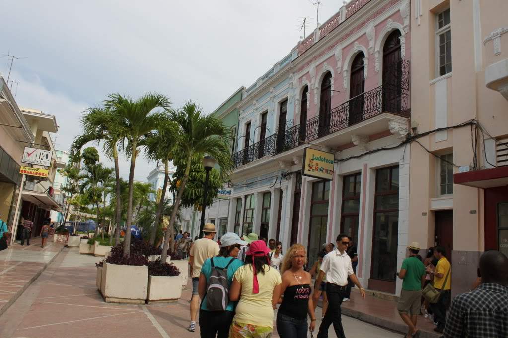 ai910.photobucket.com_albums_ac306_Correia69_Cienfuegos_20__20Cuba_FERIASEMCUBA2011281.jpg