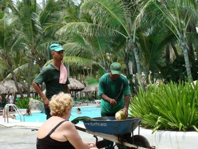 ai983.photobucket.com_albums_ae312_jokerPT_Punta_20Cana_202009_Antonio_Coco640x480.jpg