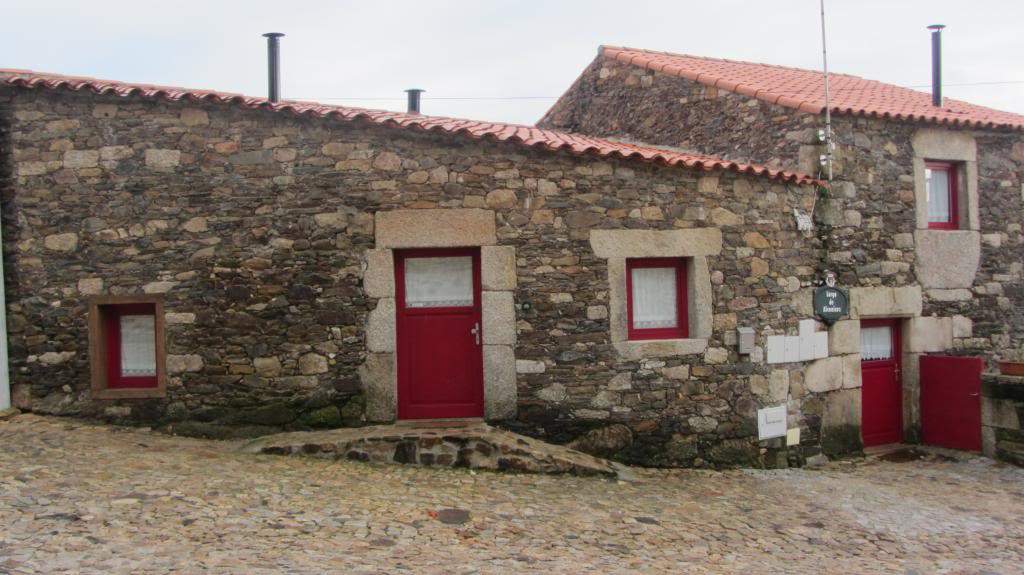 ai997.photobucket.com_albums_af98_deboraruben_Palheiros_20do_20Castelo_20__20Sabugal_01.jpg