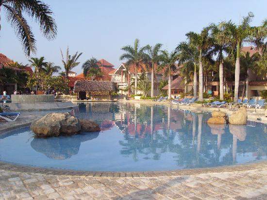 amedia_cdn.tripadvisor.com_media_photo_s_01_23_09_91_piscine_principale.jpg