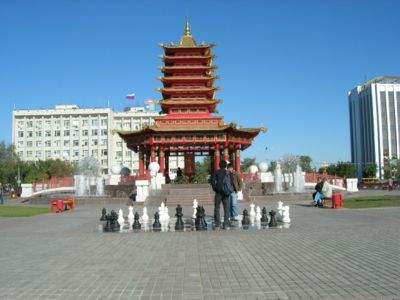 awikitravel.org_upload_shared__thumb_d_d4_Chess_Set_in_Elista.jpg_400px_Chess_Set_in_Elista.jpg