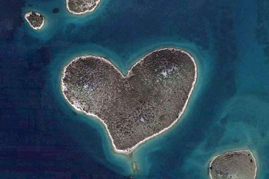 aworldtoptop.com_wp_content_uploads_2013_06_Heart_shaped_galesnjak_island_2.jpg
