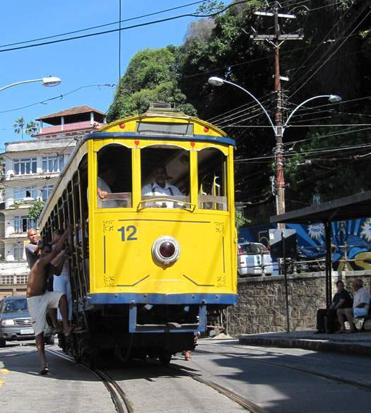 awww.melhoresdestinos.com.br_wp_content_uploads_2010_12_Bondinho_Santa_Teresa.jpg